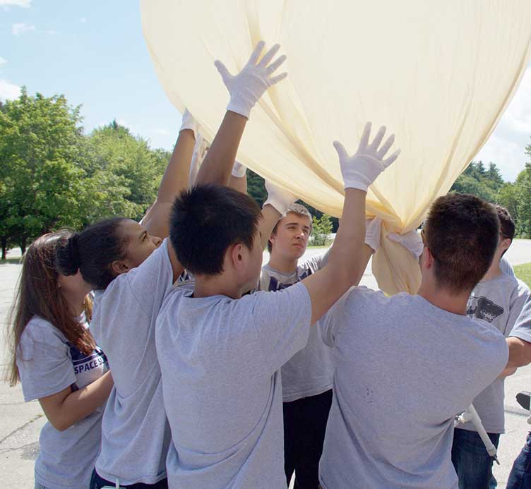 UNH Project SMART participants launching scientific balloon