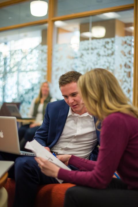 Image of University of New Hampshire student meeting with an Alumni Mentor from Wildcat Connections