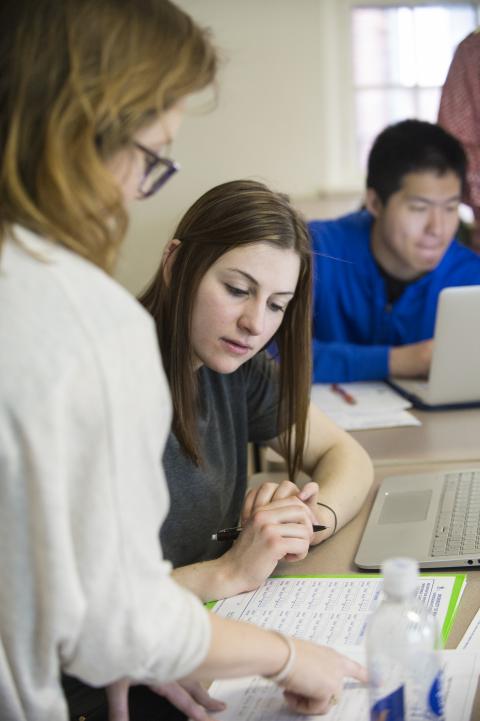 UNH COLA Students working on resumes