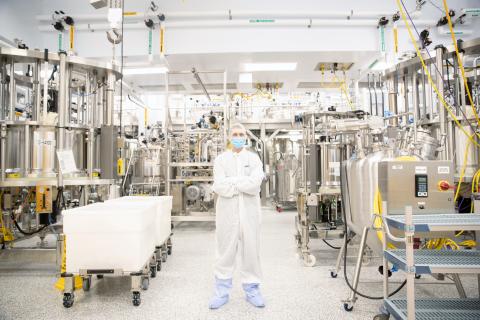 Photo of Lonza employee in PPE in manufacturing area