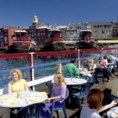 people dining outside in Portsmouth, NH