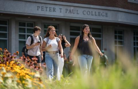 UNH students walking on campus