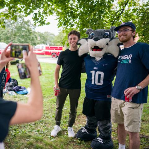 Students posing with Gnarlz for photo op