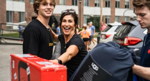 Student and Family member at move in