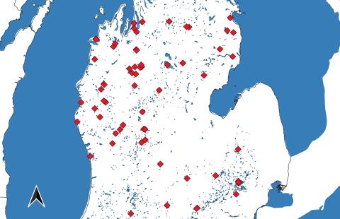 Map of Michigan's lower penninsula highlighting sites of burial mounds.