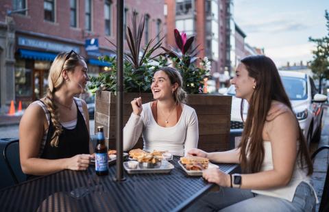 UNH students eating in Portsmouth