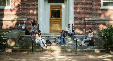 UNH Students sitting on Murkland Hall steps