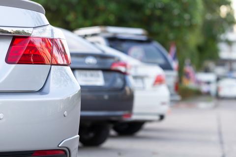 Picture of generic cars in a parking lot.