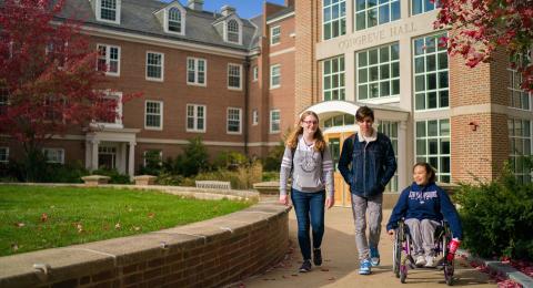 UNH Students on Campus