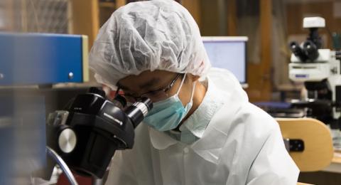 TAN DAO ‘21 WORKING IN A UNH LAB