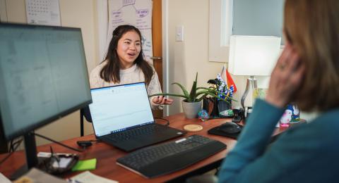 UNH student meeting with an academic advisor