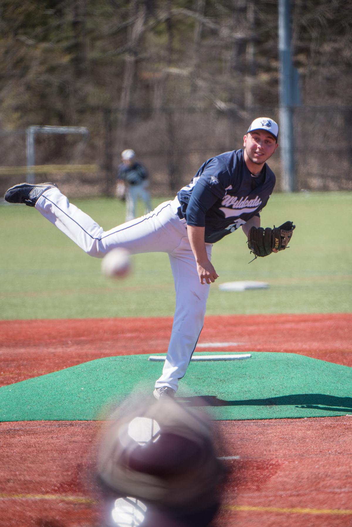 baseball player throwing pitch
