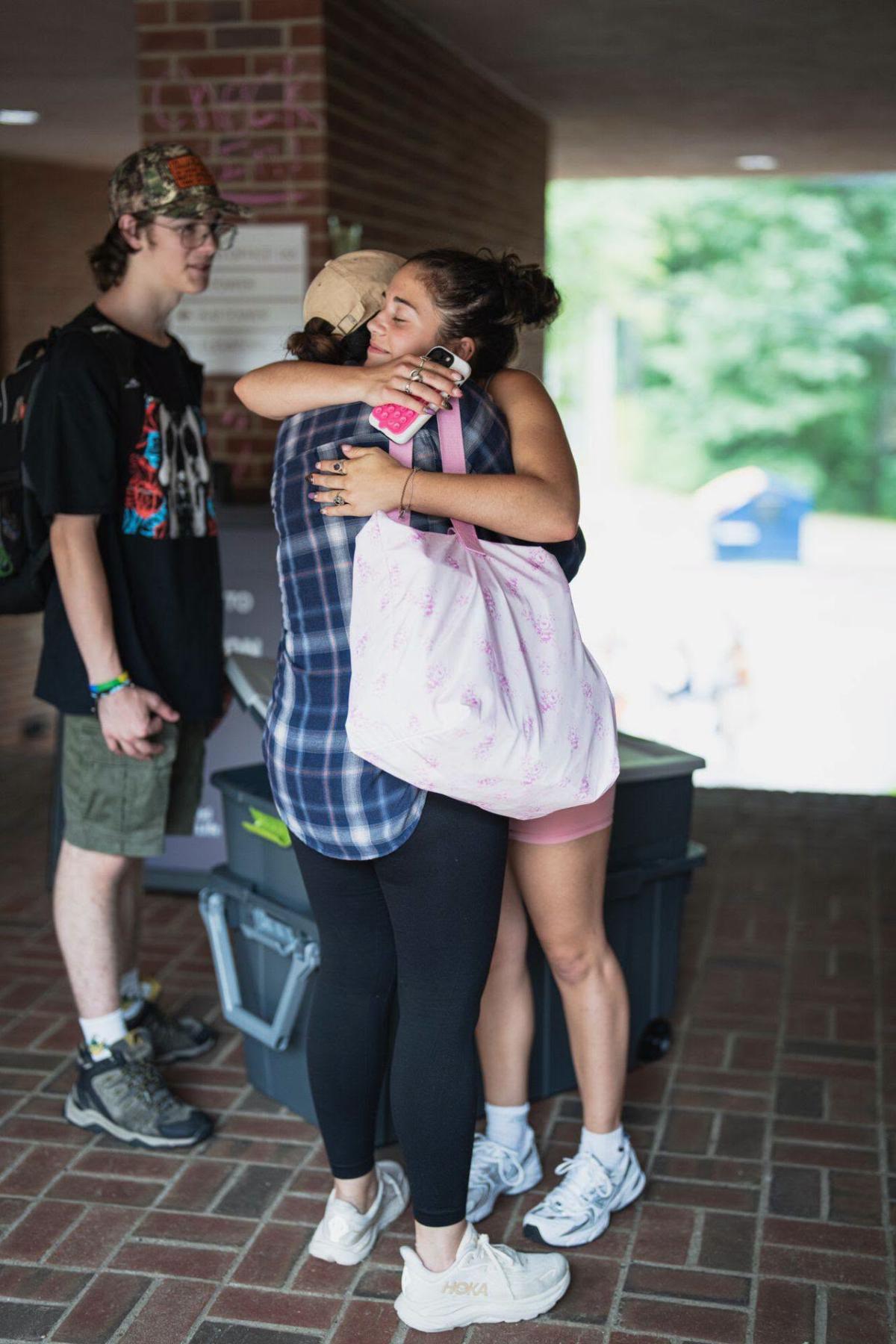 A female student hugs a woman on move-in day