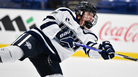 UNH womens hockey player