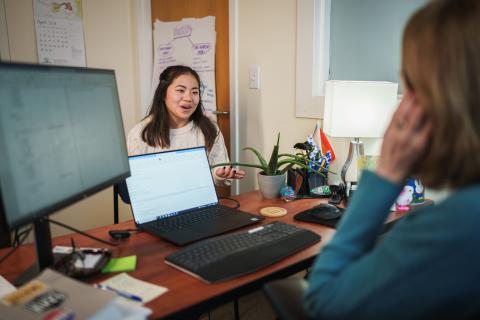 UNH student meeting with an academic advisor