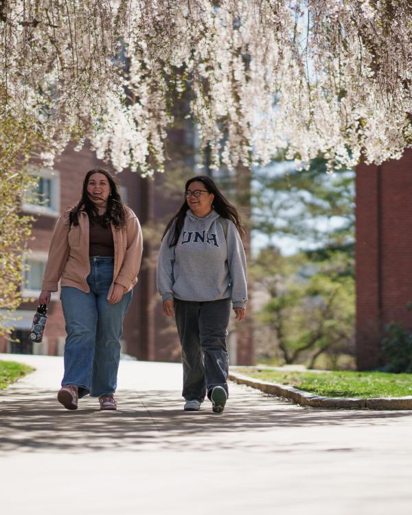 UNH students walking on campus