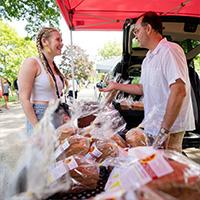 students talking at farmers market