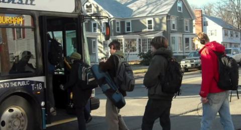 UNH Students getting onto the bus.