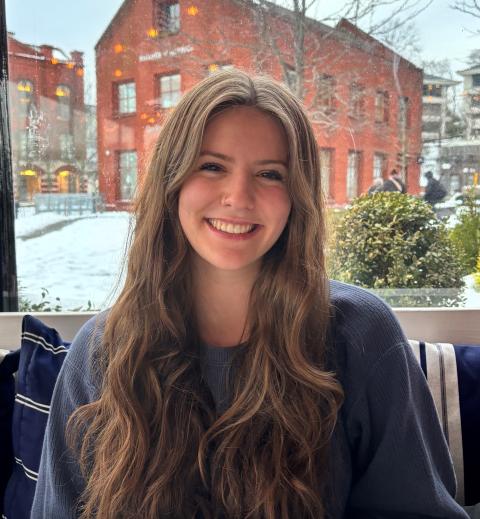 Headshot of peer advisor Evie