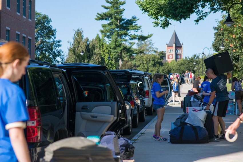 UNH students on move-in day