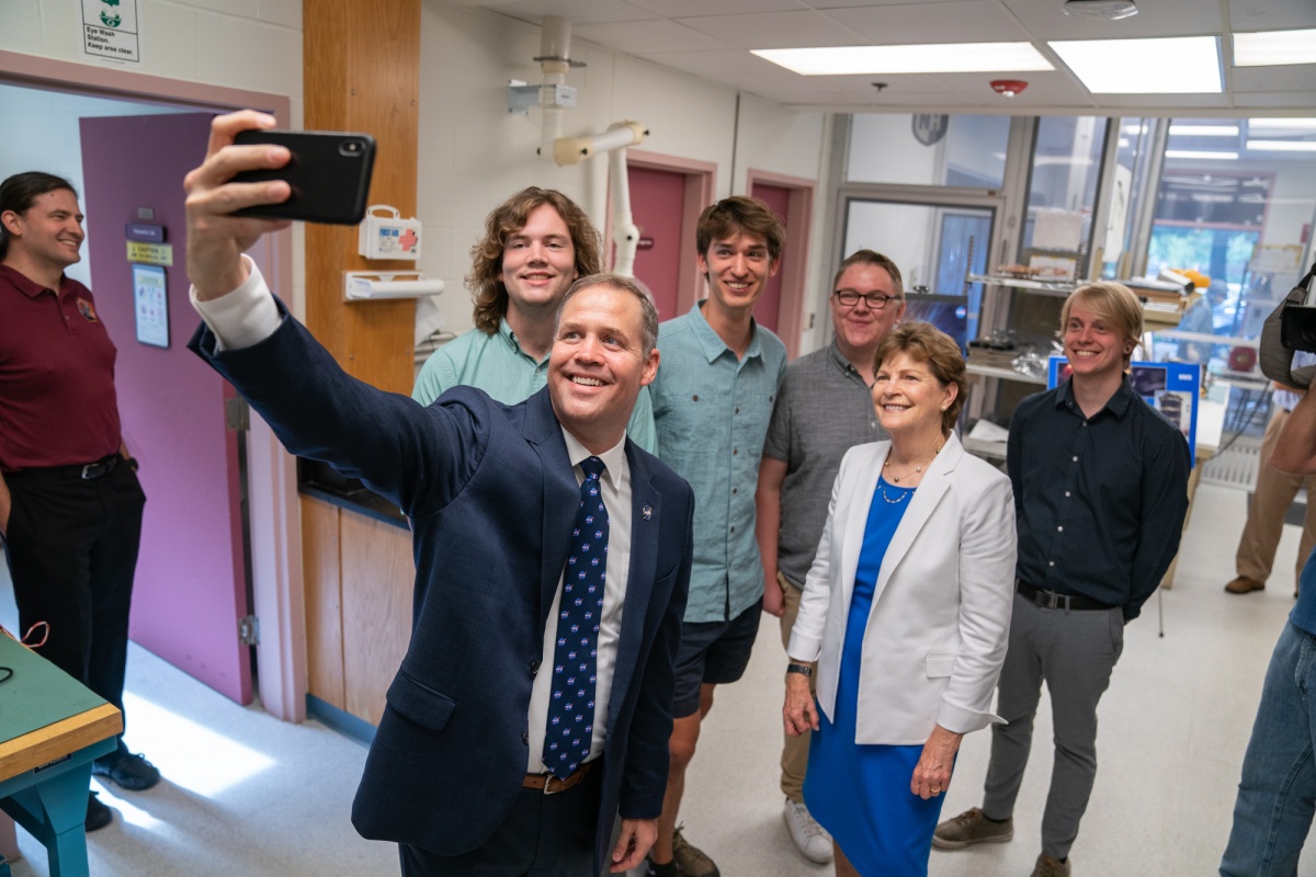 NASA administrator Bridenstine takes a selfie with UNH students and Jeanne Shaheen