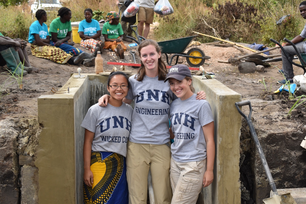 Christina Eddleman ’19, Anna Smith ’19  and Emma Turgeon in Kapalamula