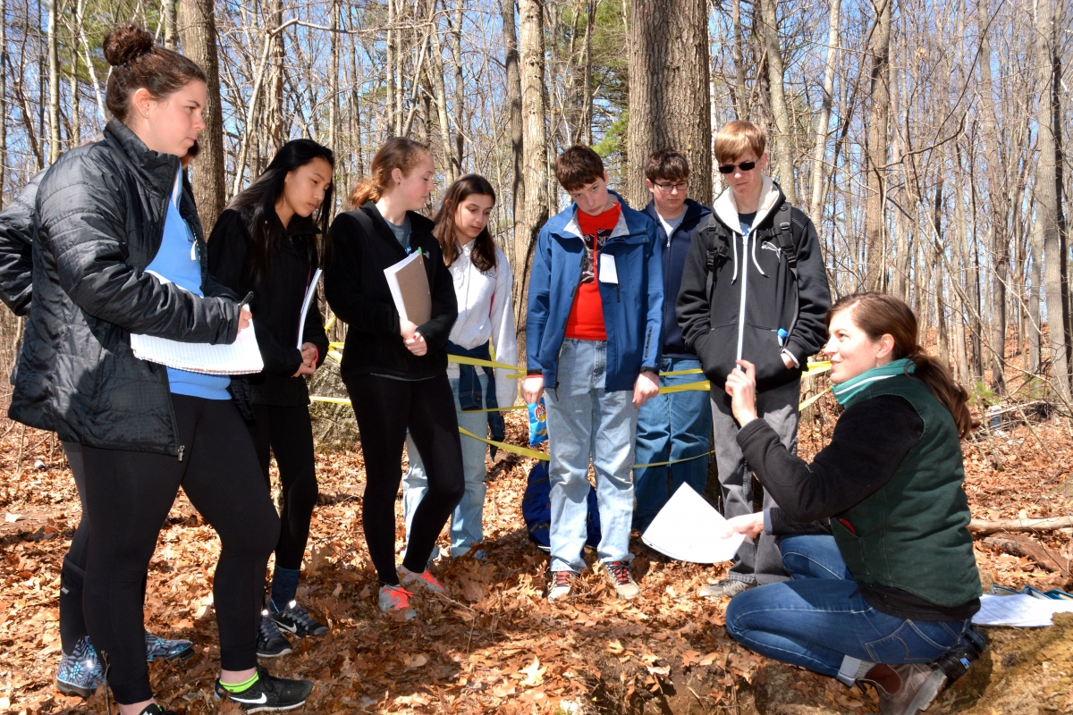 Andre Jilling with young scientists in the forest