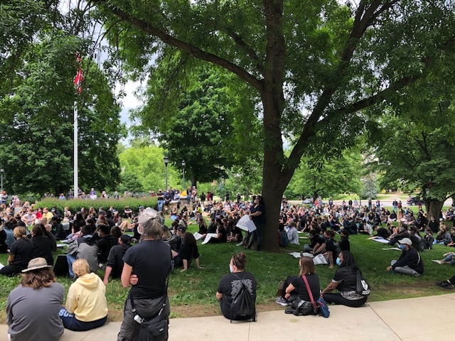 UNH students on T Hall lawn