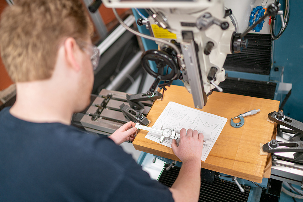 ET student fabricates guitar