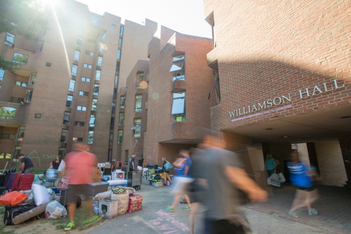 students moving into Williamson Hall at UNH