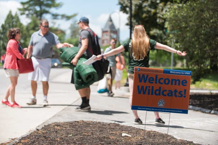 UNH students and parents on move-in day
