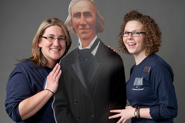 assistant director of Donor Relations Emily Moore ’06 and administrative assistant Lisa Santilli ’11 pose with UNH Founding Benefactor Ben Thompson at the Nov. 14 “A Thousand Thanks” event