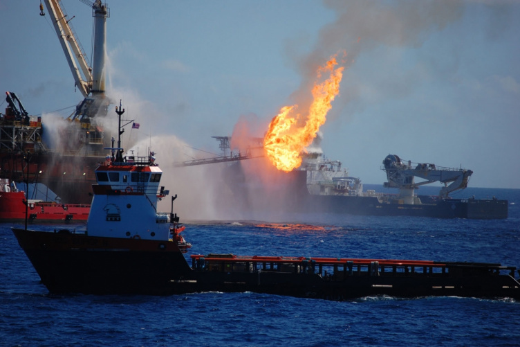 bp oil spill compared to exxon valdez