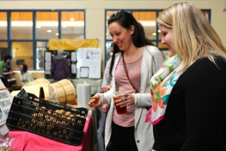 students at local farmers market