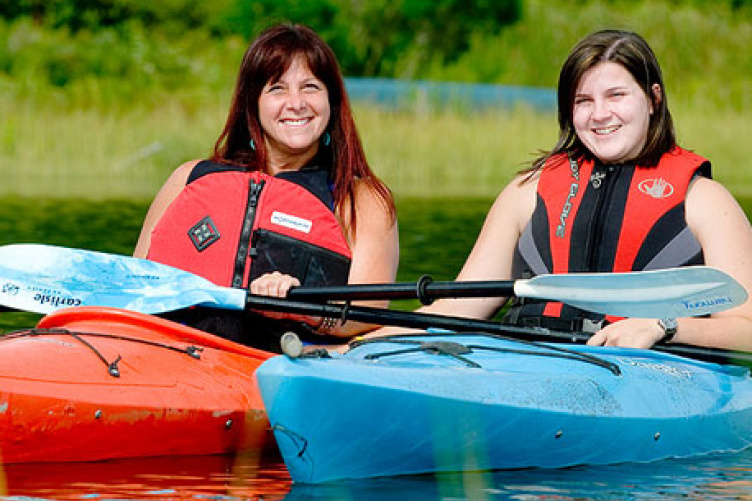 Beth Knotts '79 and daughter Kiralee '16 take a kayak break during Move-In Day