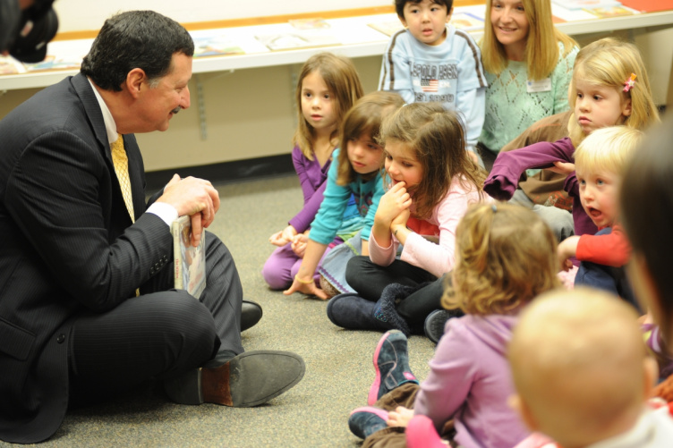 mike ferrara reading to chidren