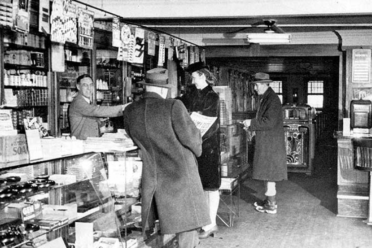 customers in Grant's Cafe in Durham, NH