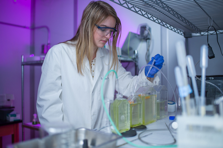 Emily Ray '20 conducting research in a UNH lab.