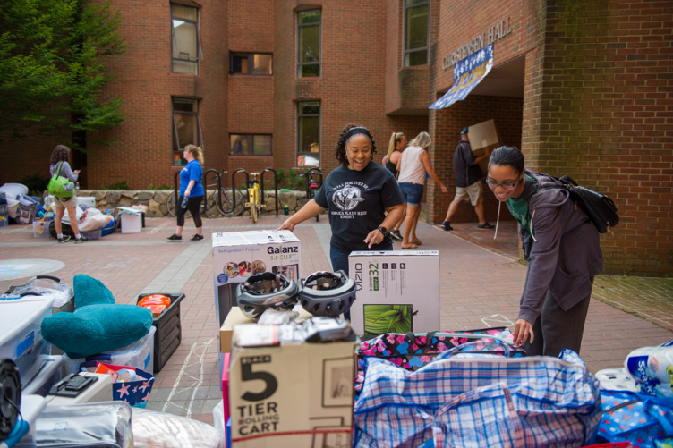 UNH students during move-in