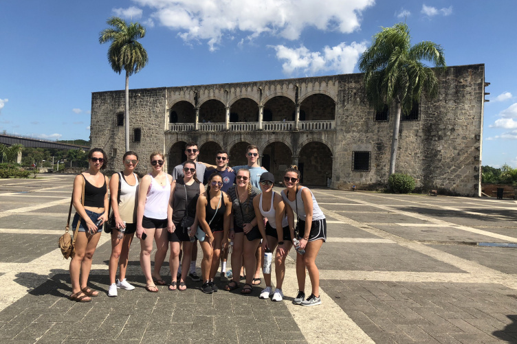 Group of students in front of building in the Dominican Republic