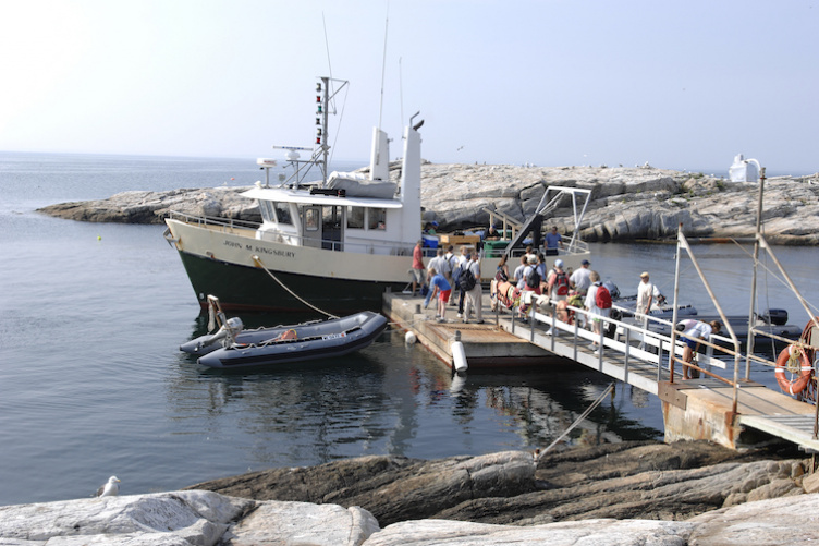 boat docking at the Shoals Marine Lab