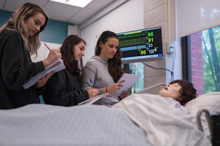 UNH dietetics students in the simulation lab
