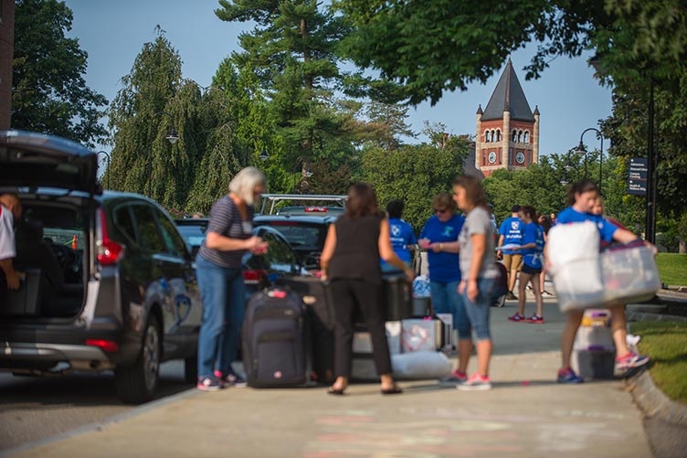 UNH students on move-in day