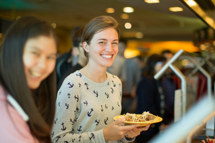 Studentd Dining at Holloway Commons