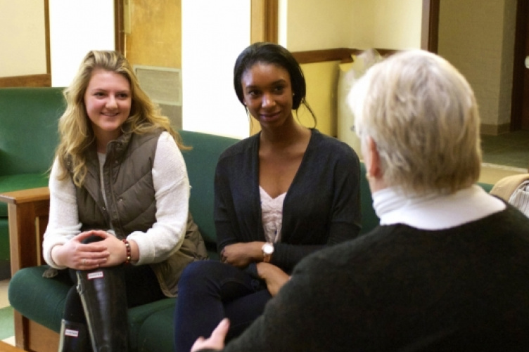 Students in US health care systems talking with their professor