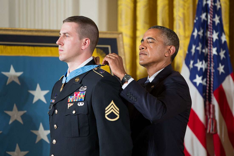 Ryan Pitts receiving medal of honor from President Obama