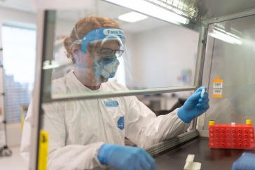 Biotechnology major Ethan Edwards '23 processes nasal swabs in UNH Manchester's on-campus COVID testing lab.