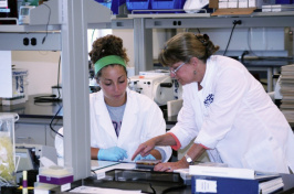 UNH veterinary student