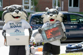 UNH's Wild E Cat and Gnarlz during move-in day
