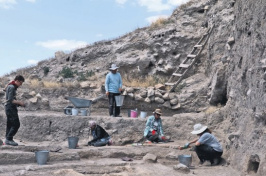 archaeologists excavating pottery at Çatal Höyük in Turkey